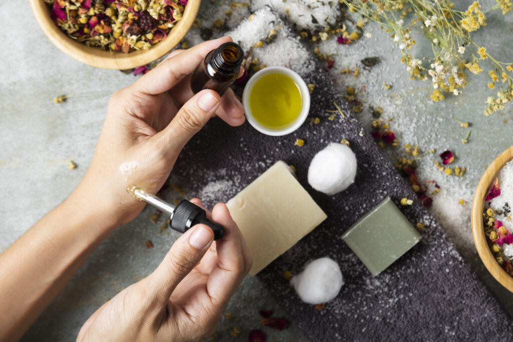 Femme utilisant differents produits de soin de la peau