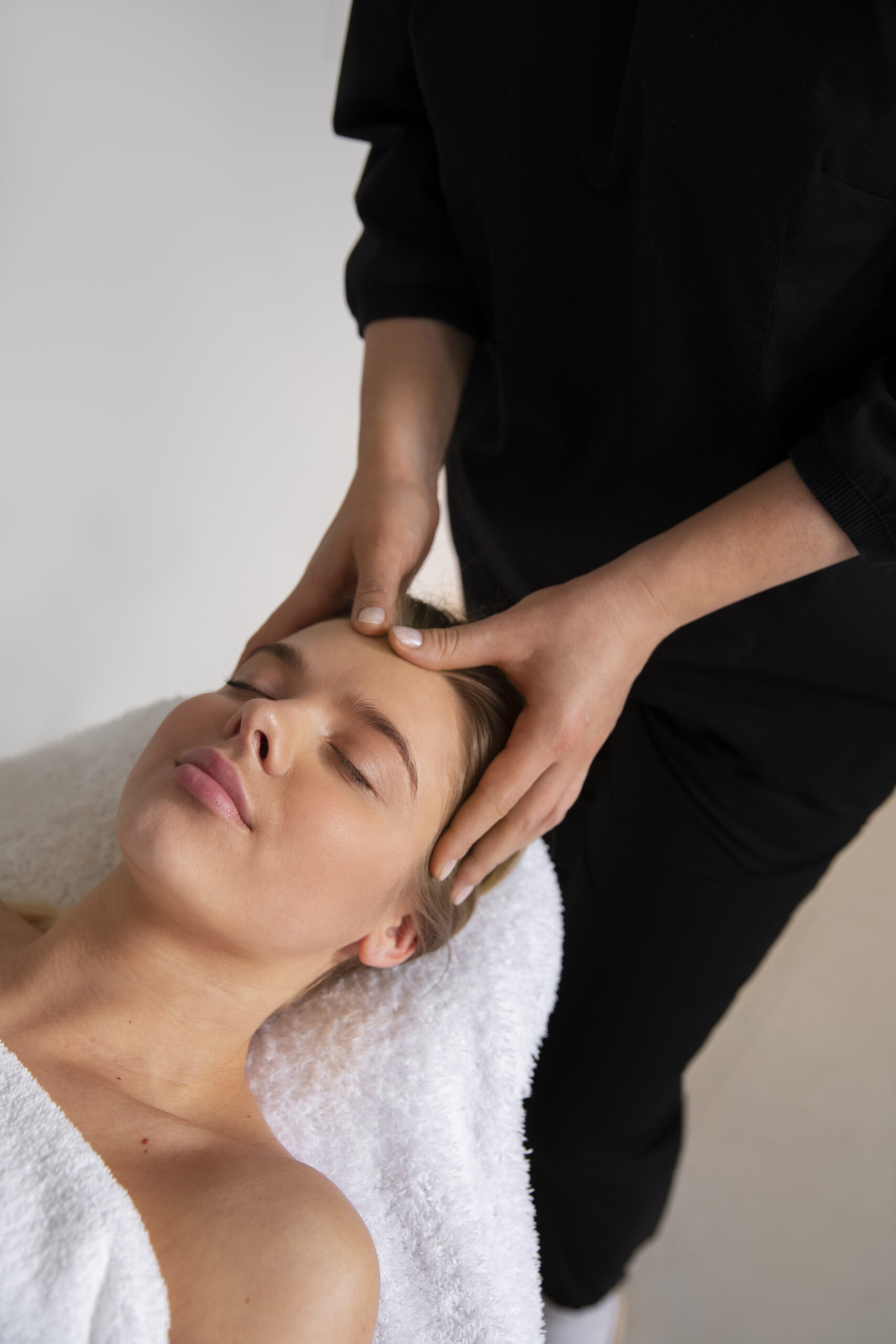 Masseuse donnant un massage au client